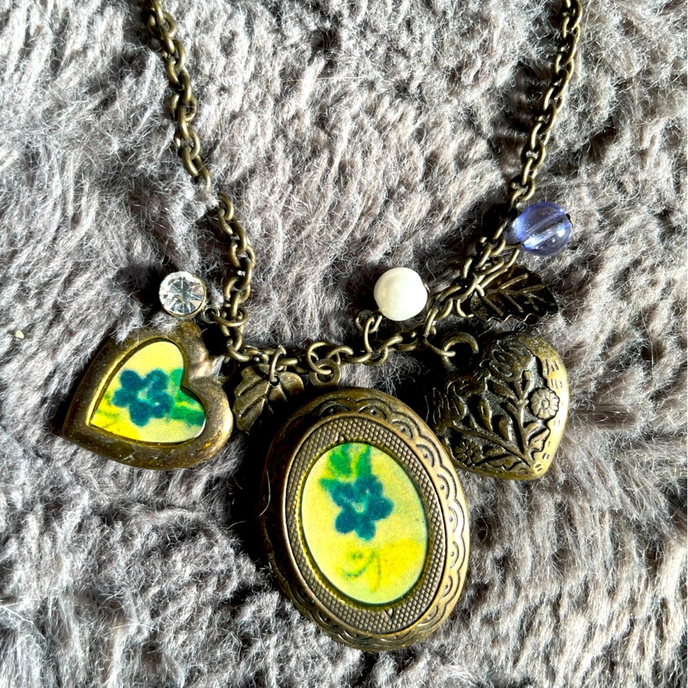 Vintage locket necklace with flowers really opens